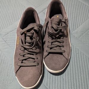 Puma suede tennis shoes size 8